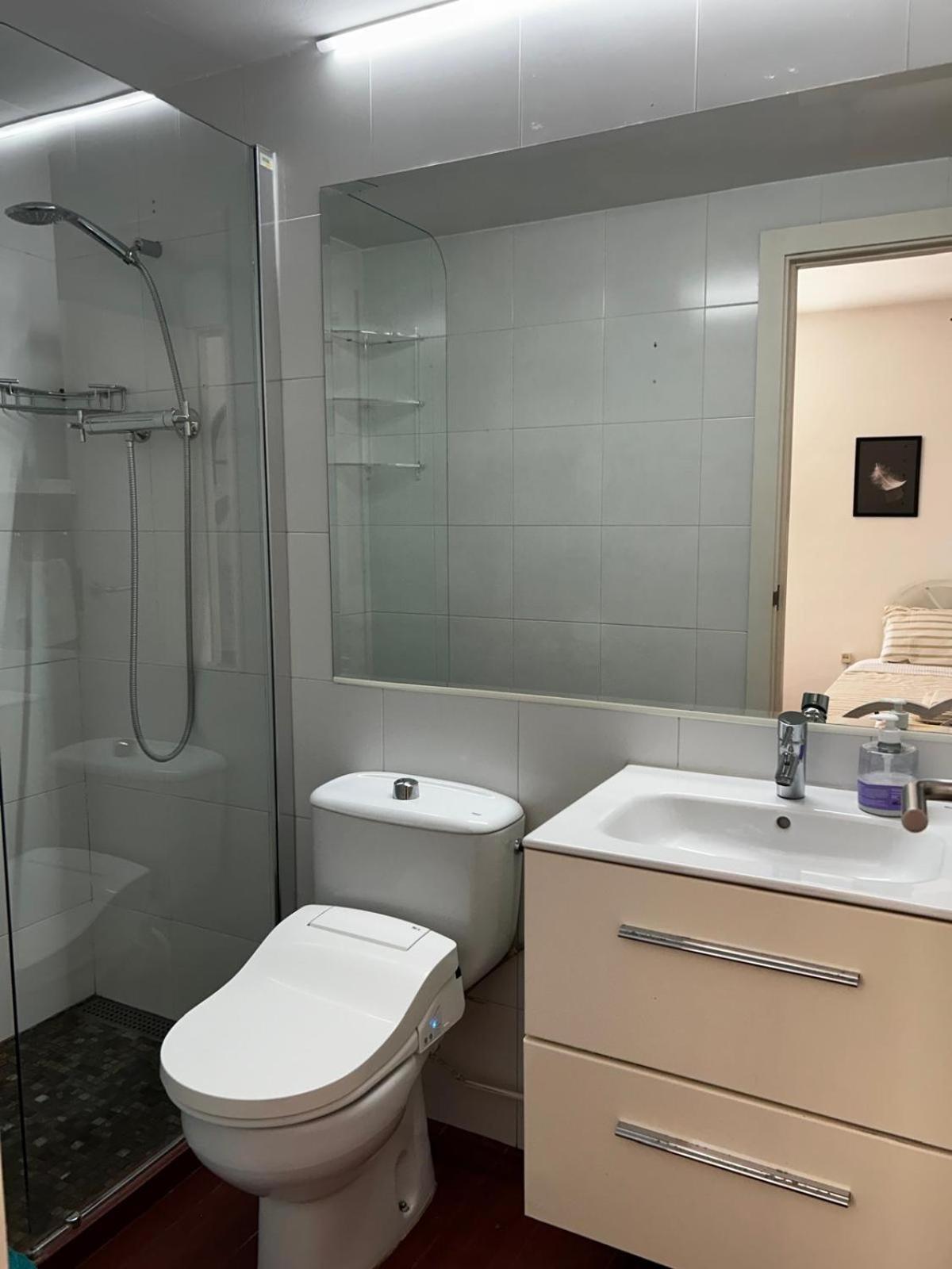 Beachfront Family Oasis - 2br For 4 Barcelona