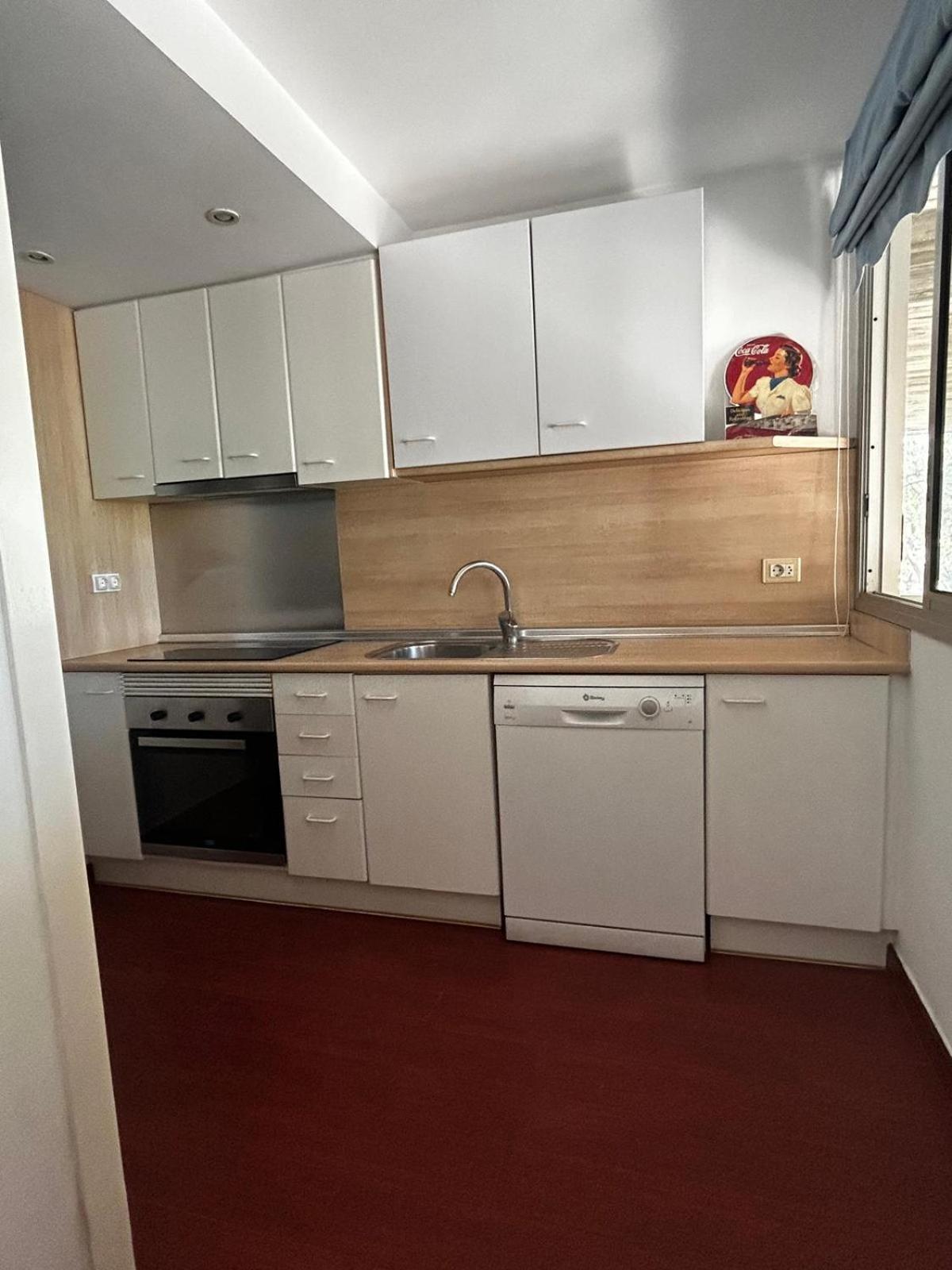 Beachfront Family Oasis - 2br For 4 Barcelona
